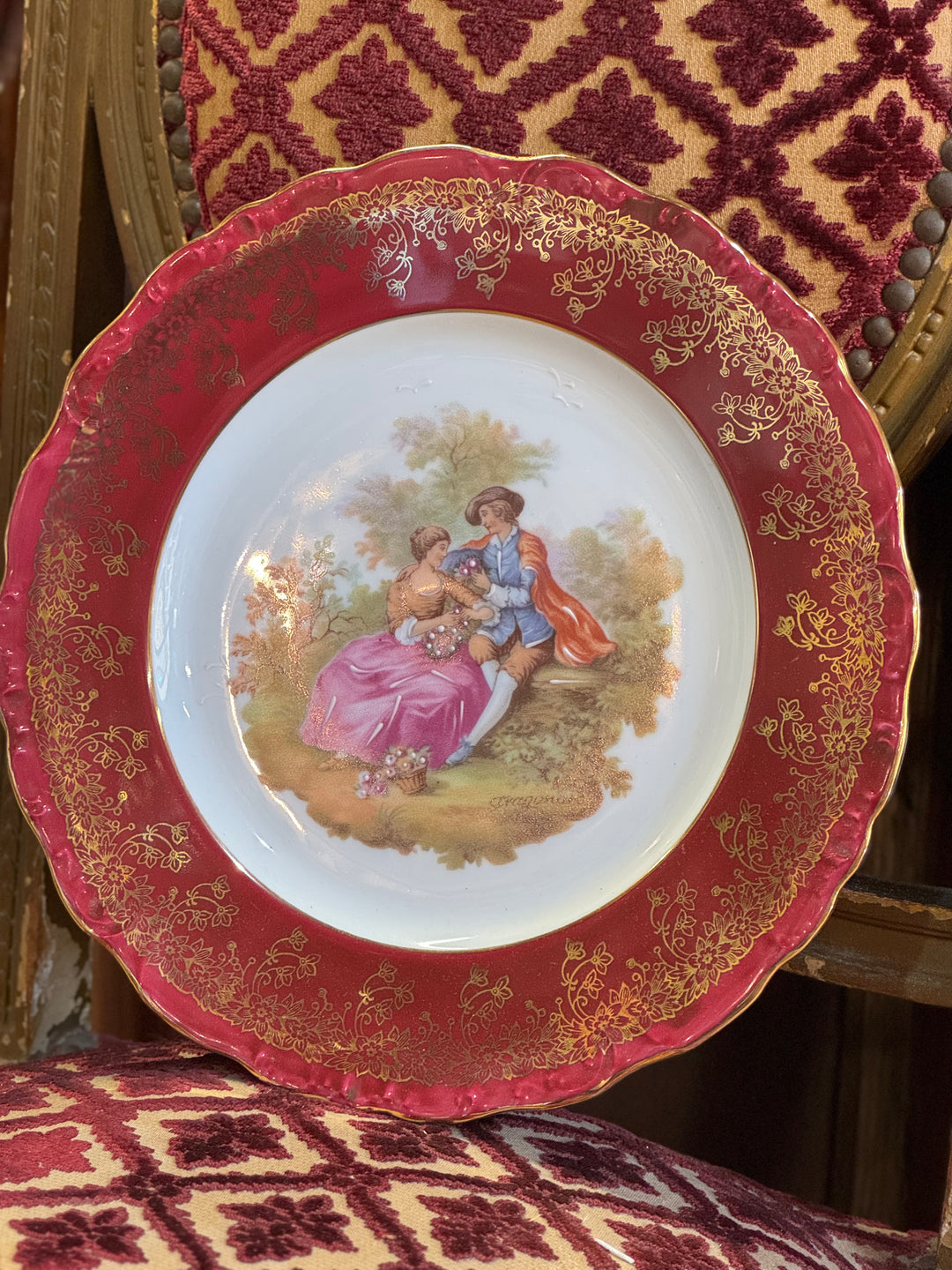 Piatti in porcellana decorativa con scena romantica vintage