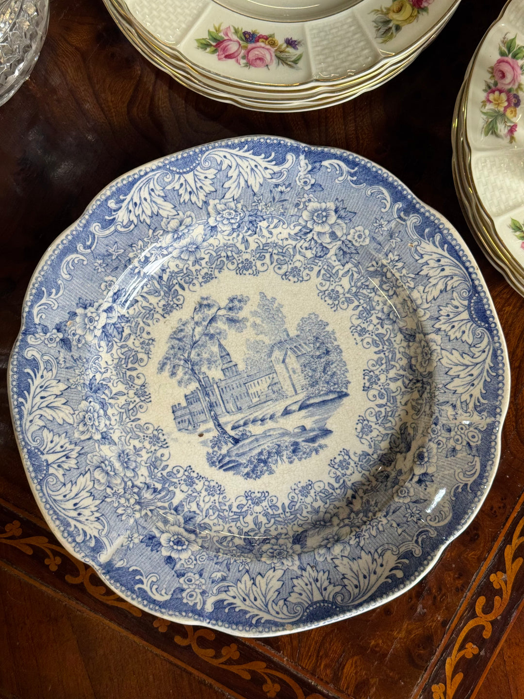 Piatti in ceramica transferware vintage con decori