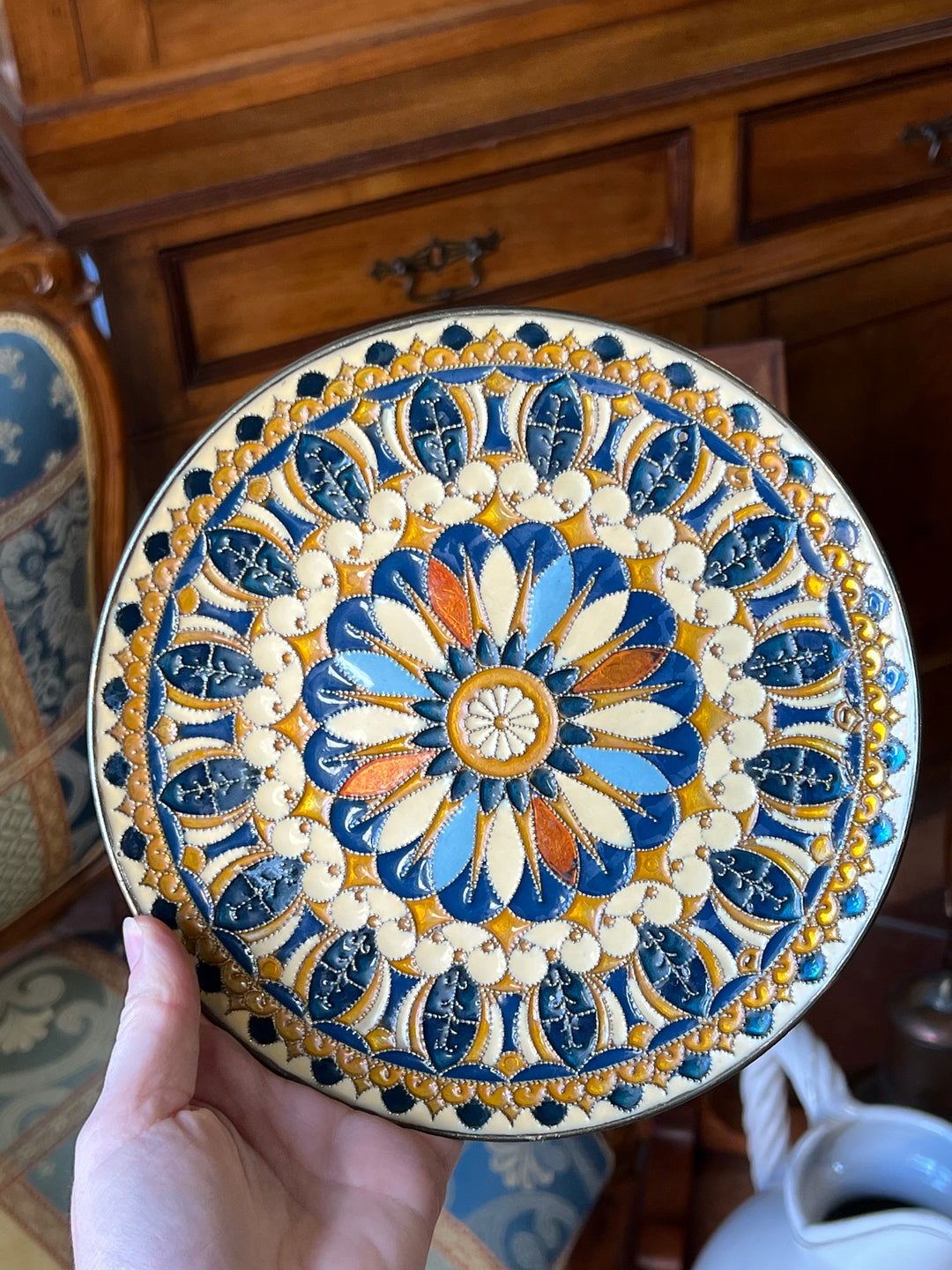 Piatto da parete in ottone con smalti colorati blu e arancio, decoro geometrico floreale