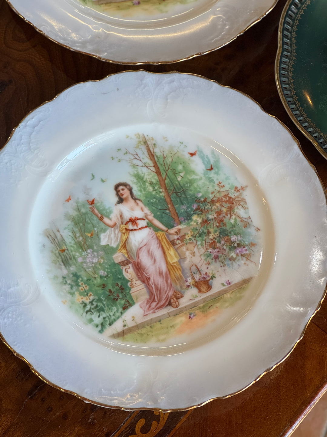Piatti in porcellana decorativa con scena romantica vintage