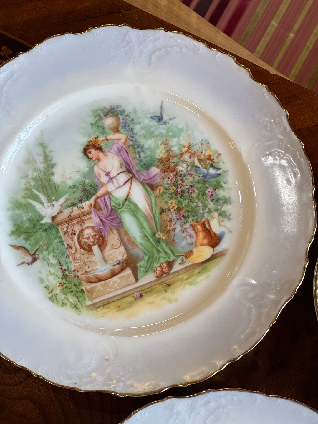 Piatti in porcellana decorativa con scena romantica vintage