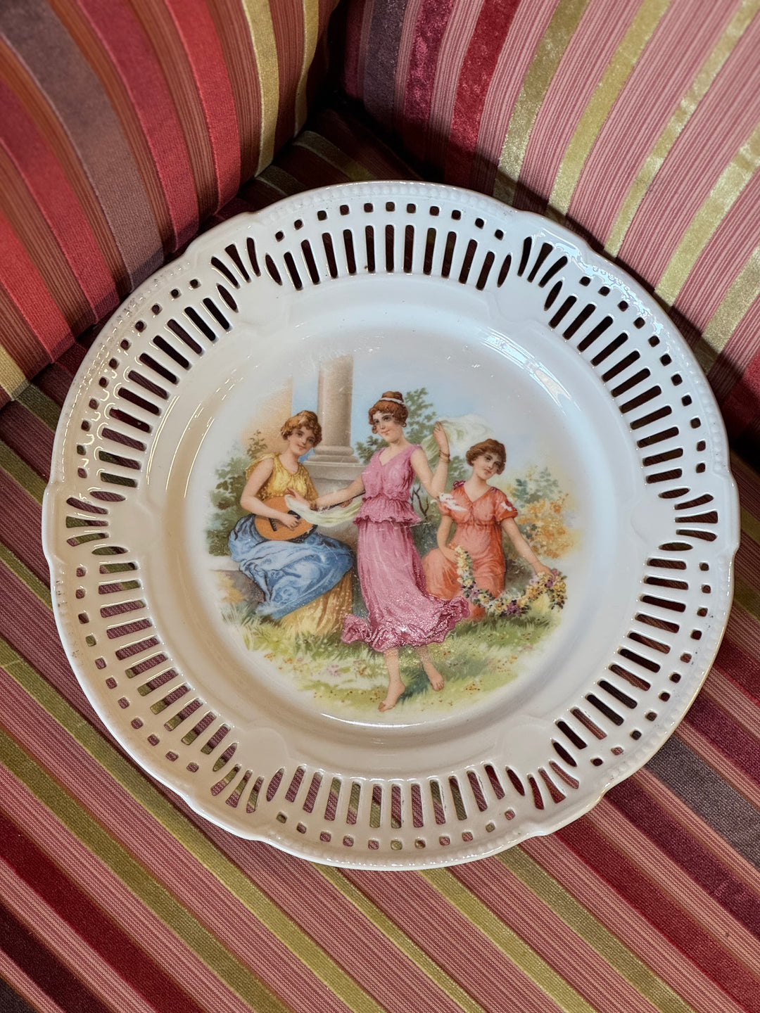 Piatti in porcellana decorativa con scena romantica vintage