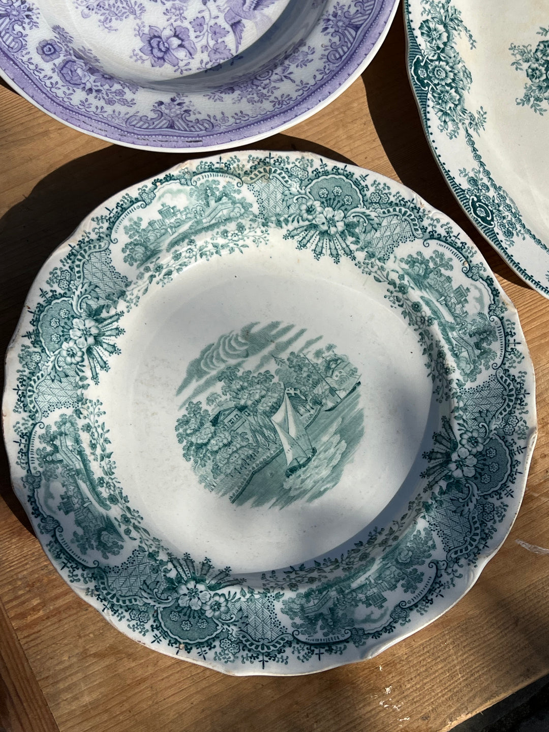 Vecchio Piatto in ceramica realizzato dal marchio svedese Gustavsberg con decoro "Royal Scenery" a transfer. Il bordo è caratterizzato da un motivo floreale alternato da un disegno paesaggistico, nella parte centrale invece è &nbsp;presente un decoro lacustre.

Perfetto per arredare una parete o da utilizzare come piatto da portata.

Diametro 23 cm&nbsp;