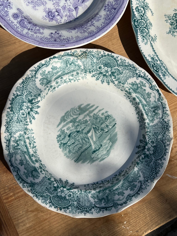 Vecchio Piatto in ceramica realizzato dal marchio svedese Gustavsberg con decoro "Royal Scenery" a transfer. Il bordo è caratterizzato da un motivo floreale alternato da un disegno paesaggistico, nella parte centrale invece è &nbsp;presente un decoro lacustre.

Perfetto per arredare una parete o da utilizzare come piatto da portata.

Diametro 23 cm&nbsp;