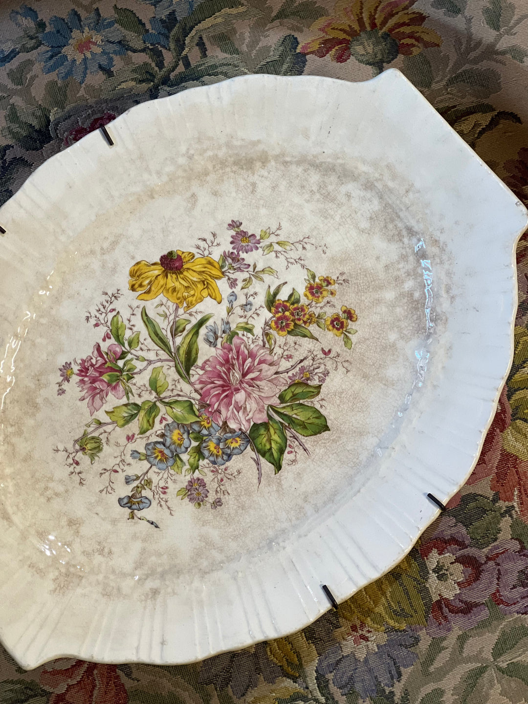 Piatto vintage Coronet Homer Laughlin con decoro floreale anni ’30 e cavillature, ceramica americana
