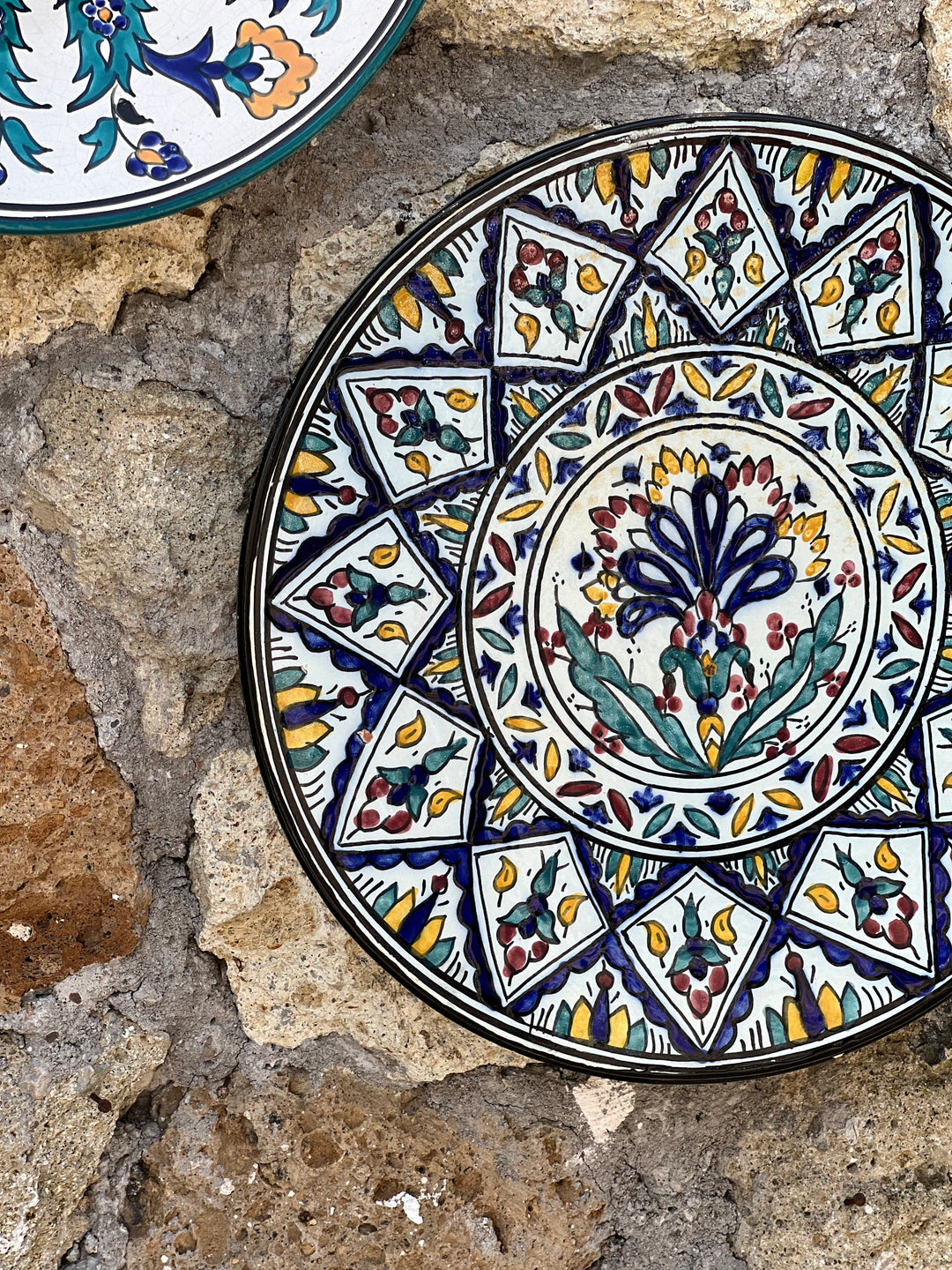 Piatto da parete in ceramica decorata a mano con motivo geometrico floreale in stile Safi marocchino