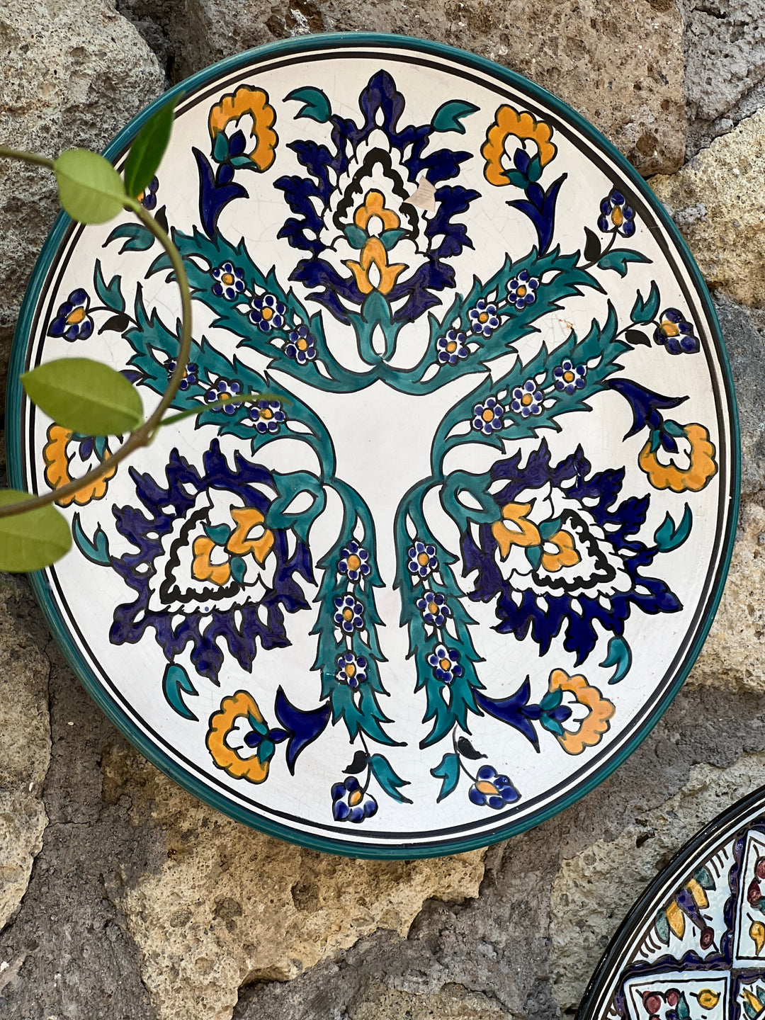Piatto in ceramica dipinta a mano con decoro floreale in stile marocchino su sfondo bianco