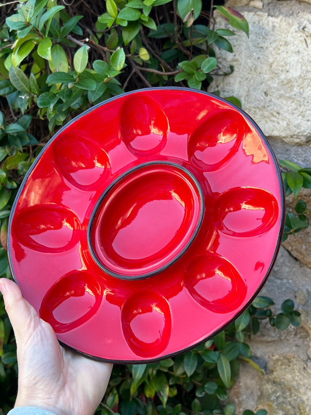 Piatto vintage in ceramica rossa Ars Italica per servire uova con scomparto centrale