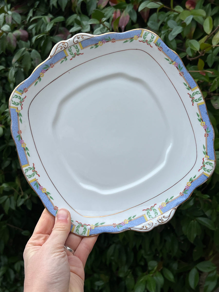 Piatto da torta in porcellana Royal Albert decoro "Orient" finemente decorata con motivi floreale e dettagli dorati.

Ideale da utilizzare come piatto da portata e servire dolce e torte in occasioni speciali.

Misure 25x23 cm