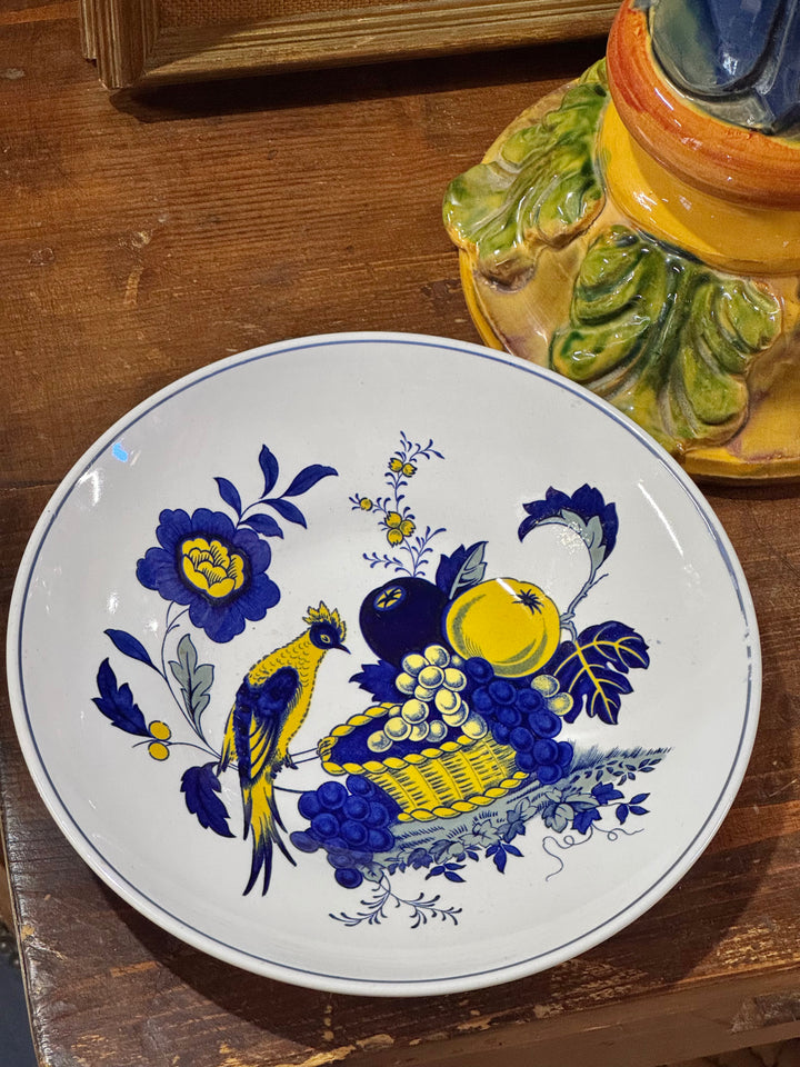 Piatto decorativo Spode Blue Bird in ceramica inglese con uccello, frutta e motivi floreali policromi.