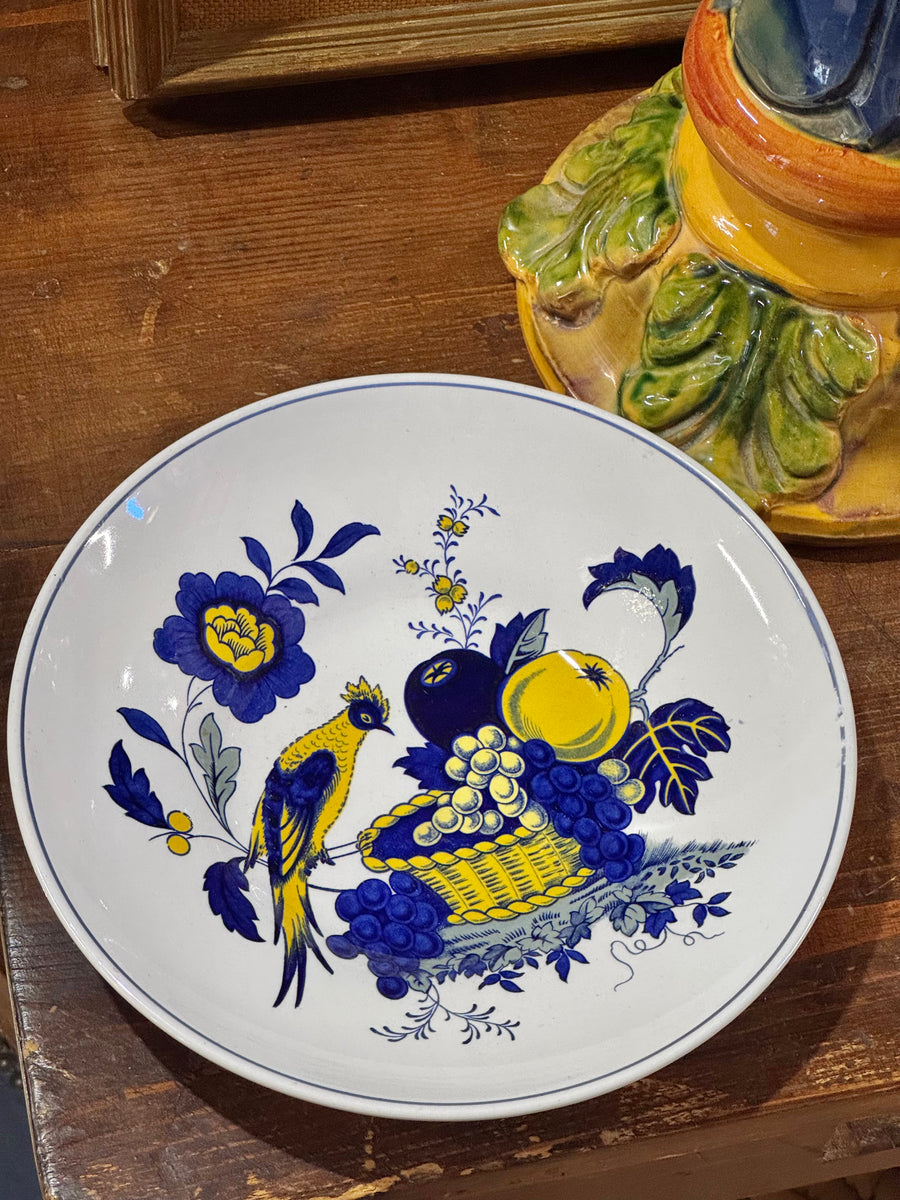 Piatto decorativo Spode Blue Bird in ceramica inglese con uccello, frutta e motivi floreali policromi.