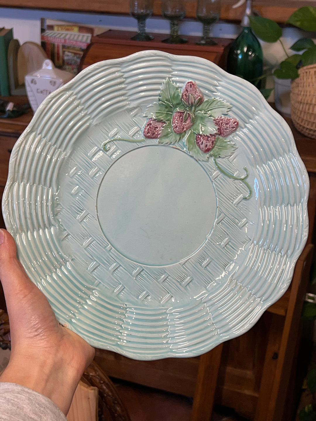 Piatto vintage azzurro con decoro a fragole in rilievo e bordo intrecciato