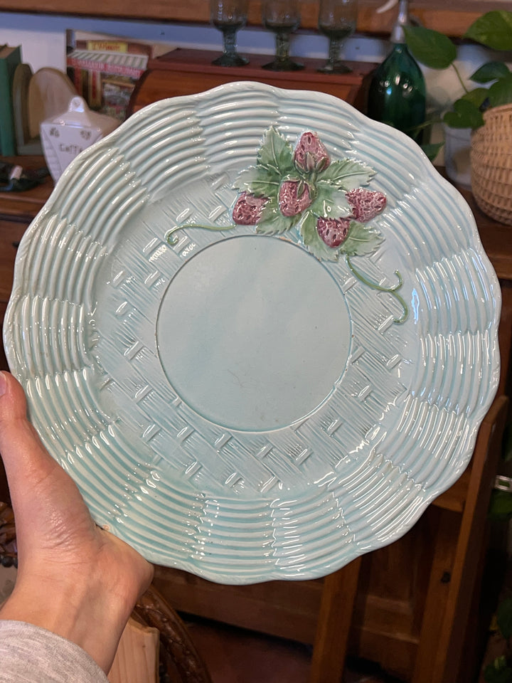 Piatto vintage azzurro con decoro a fragole in rilievo e bordo intrecciato