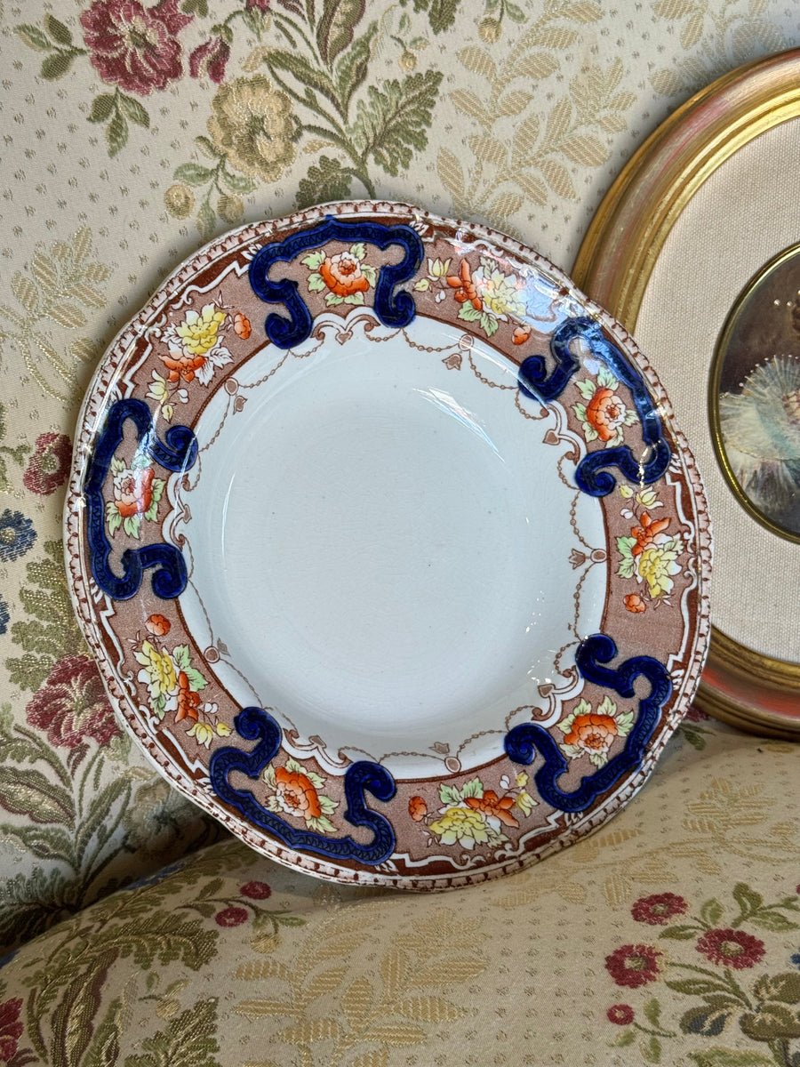 Piatto fondo vintage in ceramica con decorazione floreale policroma e rilievi blu cobalto