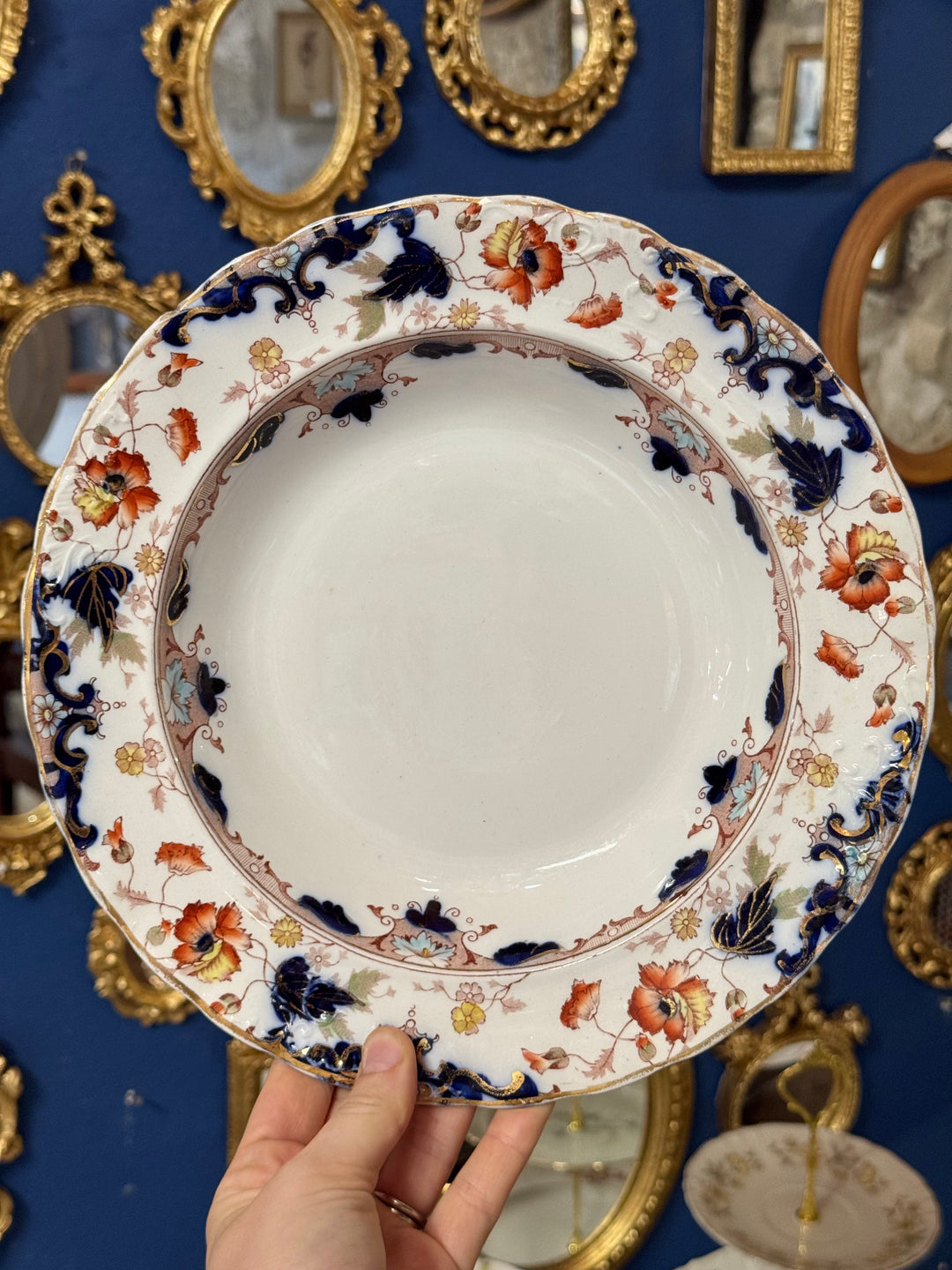 Piatto fondo Leighton in porcellana inglese con decoro floreale policromo e rilievi blu cobalto
