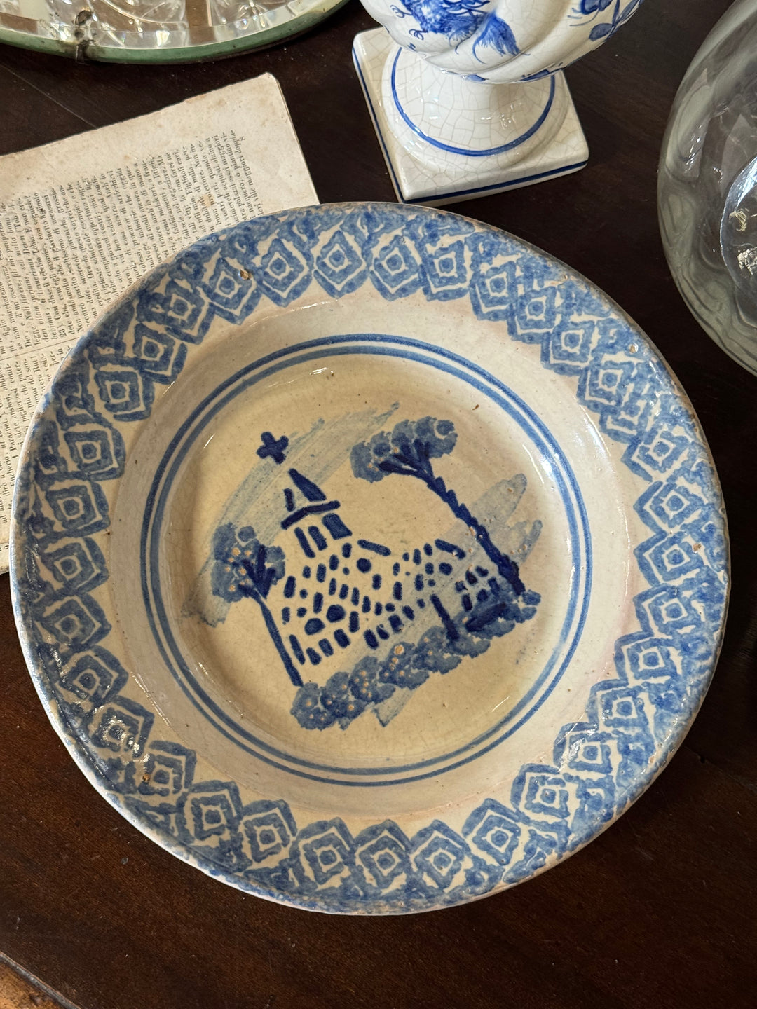 Piatto in maiolica decorata blu e bianco con scena architettonica
