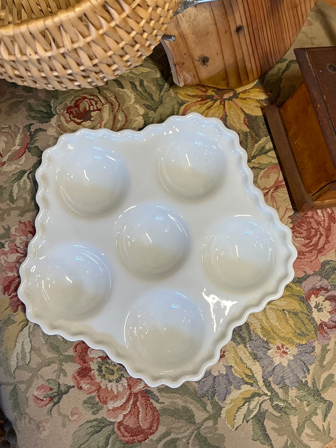 Piatto bianco in porcellana con 6 cavità per lumache e bordo ondulato