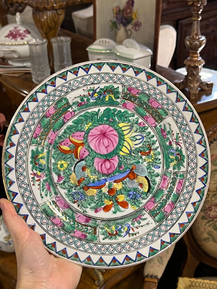 Piatto in porcellana cinese con decoro a mano di fiori e frutti in stile Famiglia Rosa