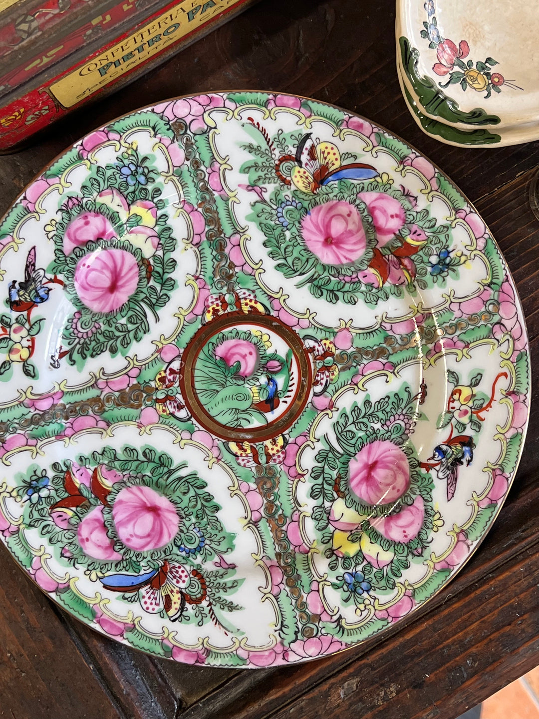 Piatto in porcellana giapponese ACF con decoro Rose Canton, fiori rosa e uccelli colorati