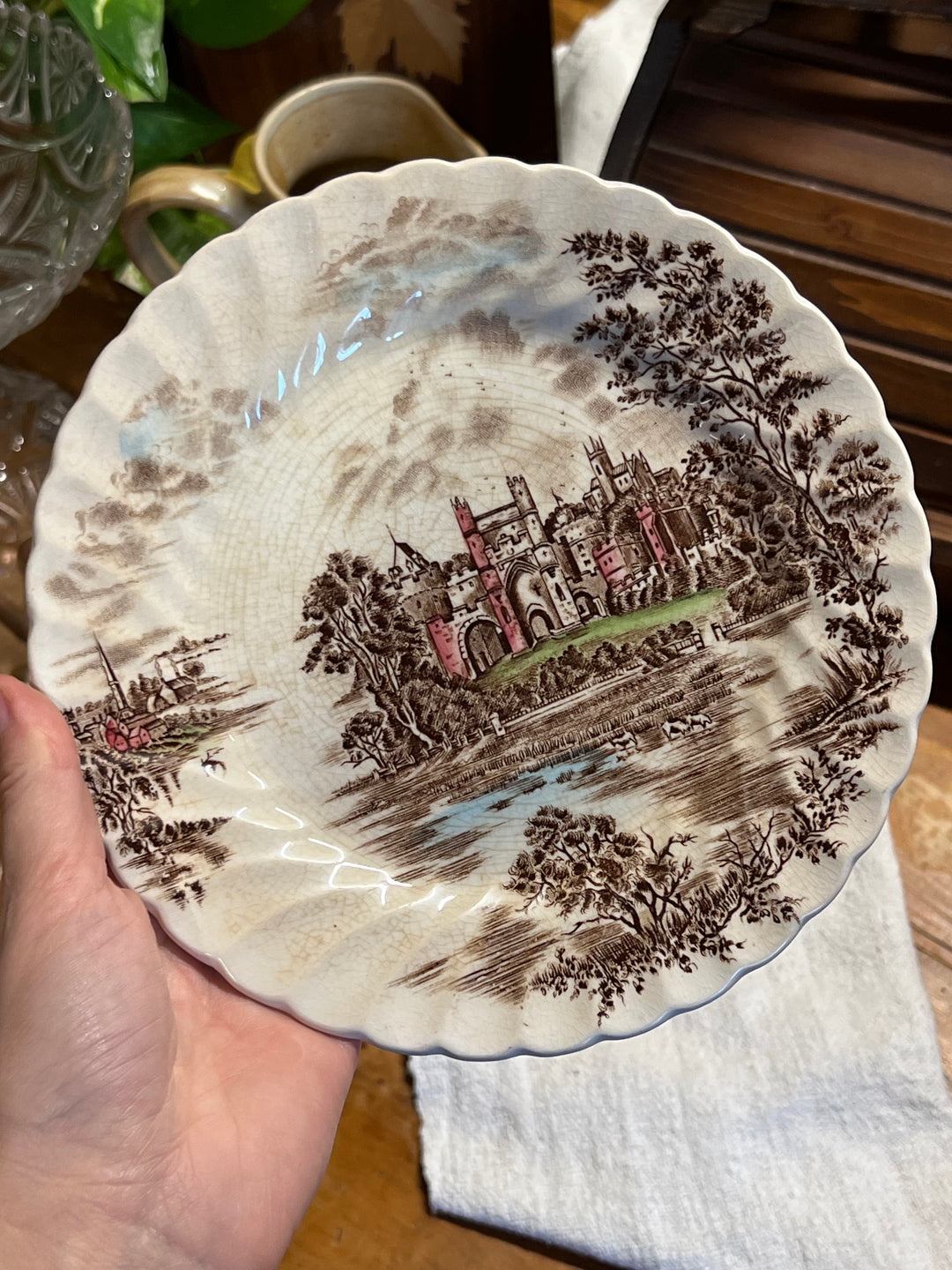 Piatto in porcellana della rinomata manifattura inglese Johnson Bros decoro sui toni del marrone e verde chiamato "Ancient Towers".&nbsp;

Perfetto per arredare una parete dal gusto vintage o da utilizzare come piatto da portata.

Diametro 20 cm&nbsp;