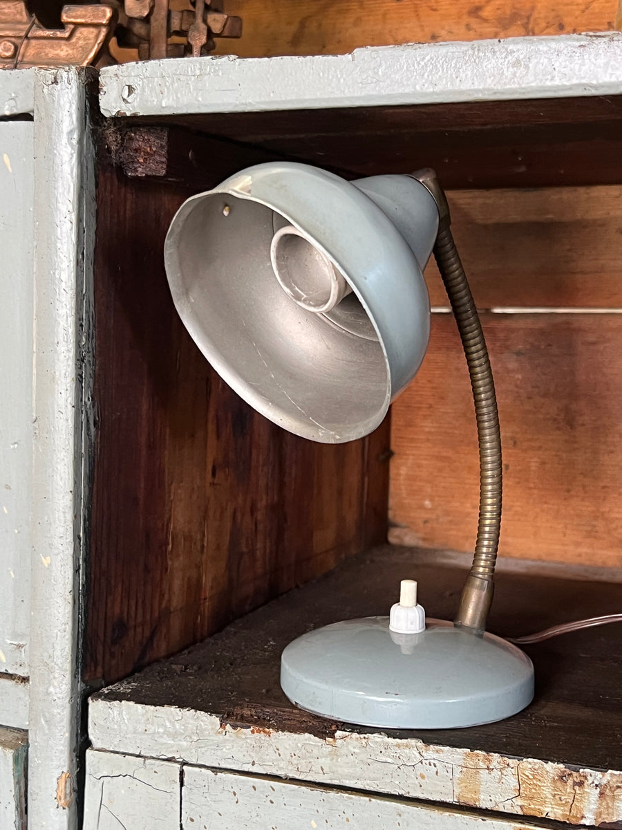 Piccola Lampada da tavolo vintage in metallo color carta da zucchero. Realizzata in metallo, la lampada presenta un braccio flessibile che consente di orientare la luce secondo le necessità. Il design minimalista, unito alla funzionalità, la rende ideale per un ufficio, una scrivania o una libreria.


&nbsp;Un pezzo dallo stile industriale e retrò, perfetto per dare un tocco di carattere a qualsiasi ambiente.



Misure: Base e Larghezza Coppa 9,5 cm Altezza 20cm