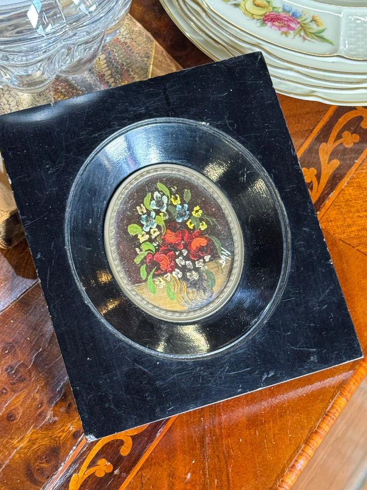Piccolo dipinto a olio su rame con bouquet di rose rosse e fiori blu in cornice nera e dorata