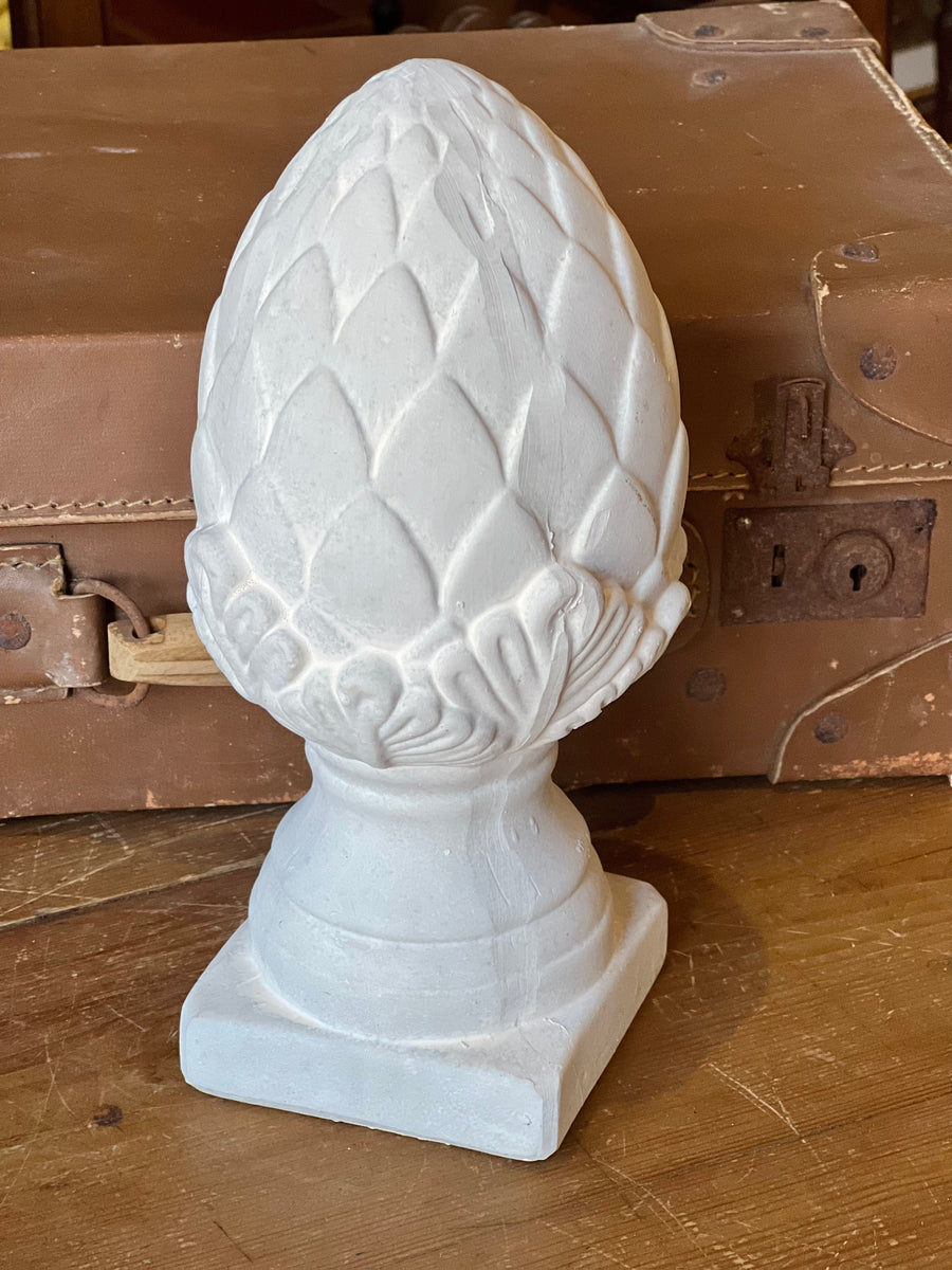 Pigna decorativa in gesso bianco con base quadrata