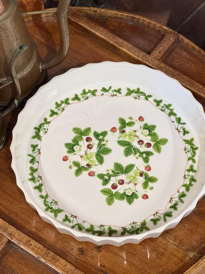 Pirofila vintage Portmeirion in ceramica inglese con decoro botanico di fragoline di bosco e bordo ondulato.