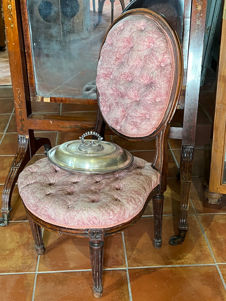 Deliziosa poltroncina capitonnè in stile Luigi XVI rivestita con un raffinato tessuto rosa. E' realizzata con una struttura robusta in legno massello, che garantisce stabilità e durata nel tempo. La seduta imbottita offre un comfort ottimale, rendendola ideale per momenti di relax, lettura o conversazione.

Perfetta per chi cerca un complemento d'arredo che unisca eleganza e comfort che non passerà mai di moda.

In alcuni punti il tessuto è stato rattoppato e presenta delle macchie.&nbsp;

Misure 44x38x83h 