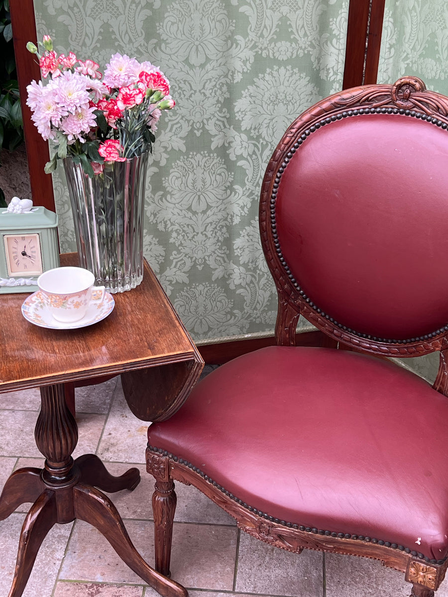 Questa elegante poltroncina in stile Luigi XVI è un classico esempio di raffinatezza. Caratterizzata da un sedile ampio e un comodo schienale imbottito, dona un tocco di calore grazie al rivestimento in pelle bordeaux.Misure seduta 52x37cm altezza seduta 43 cm altezza totale 90cm&nbsp;