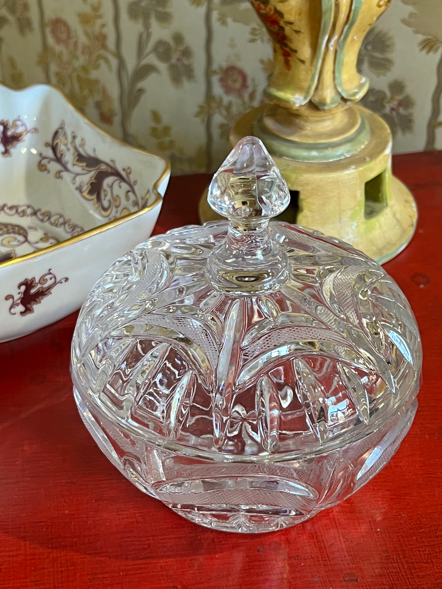 Porta bon bon vintage in cristallo trasparente con coperchio lavorato – decoro a rilievo