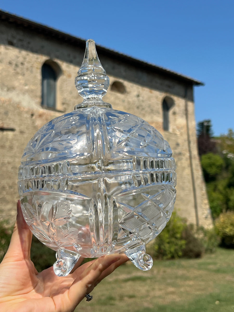 Porta bon bon in cristallo molato con piedini e coperchio decorato