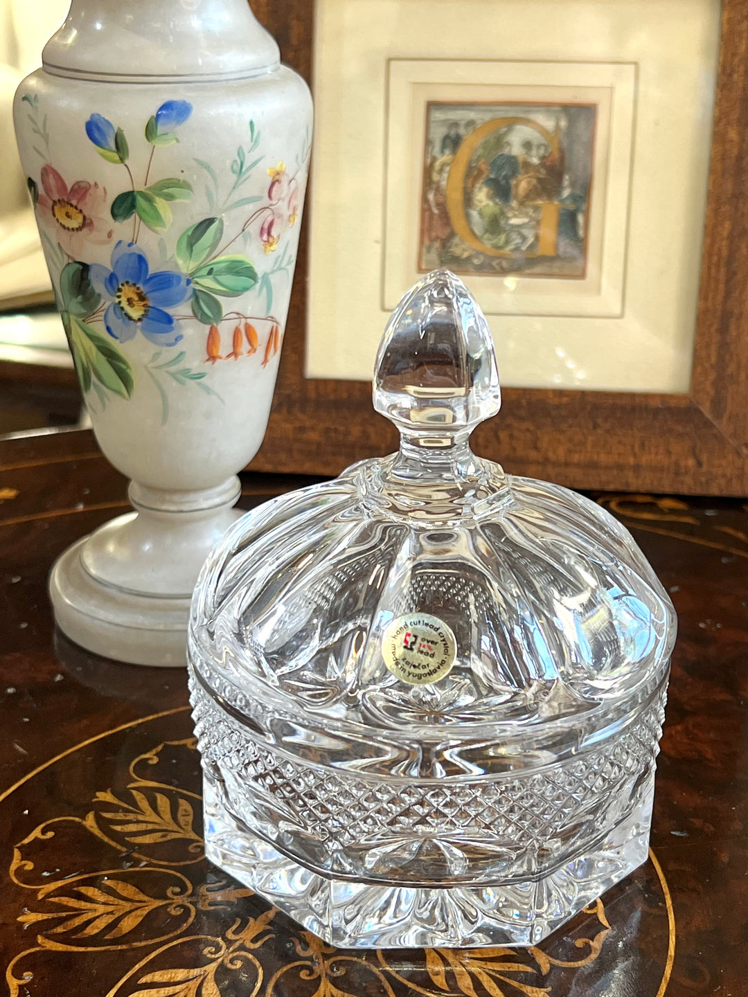 Porta bon bon in cristallo molato con coperchio e etichetta originale – intagliato a mano