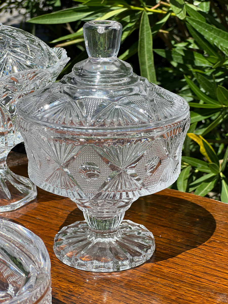 Porta bon bon in vetro pressato trasparente con rilievi geometrici e coperchio