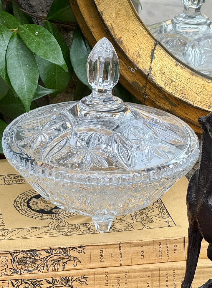 Porta bon bon vintage in vetro trasparente lavorato con coperchio e piedini