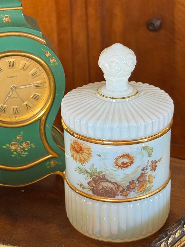 Porta bon bon vintage in vetro opalino bianco con decoro floreale e bordature dorate
