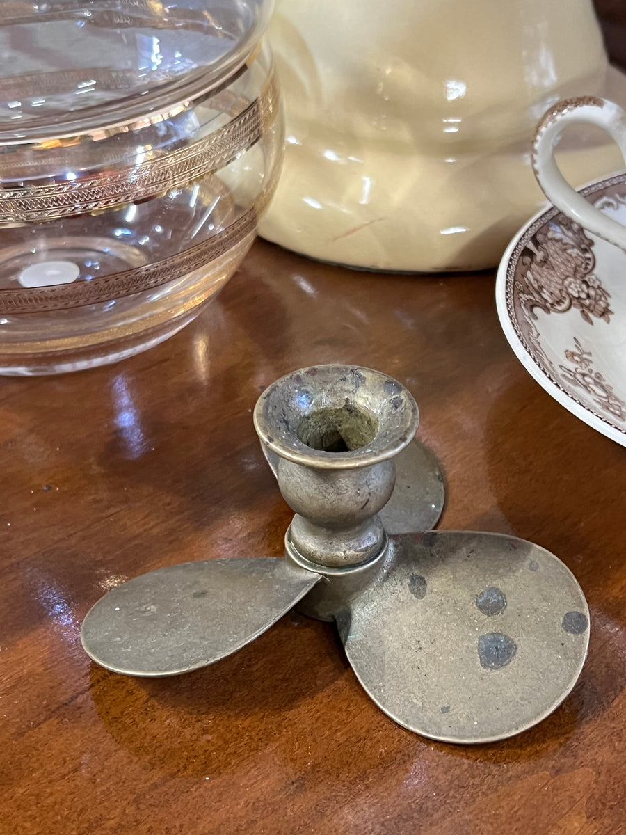 Portacandela in ottone a forma di elica, un autentico oggetto d'arredo dal fascino retrò. Perfetta per creare un’atmosfera accogliente con un tocco di storia. Il design classico e le tonalità calde dell'ottone si adattano sia a interni rustici che moderni.

Misure 12x6 cm
