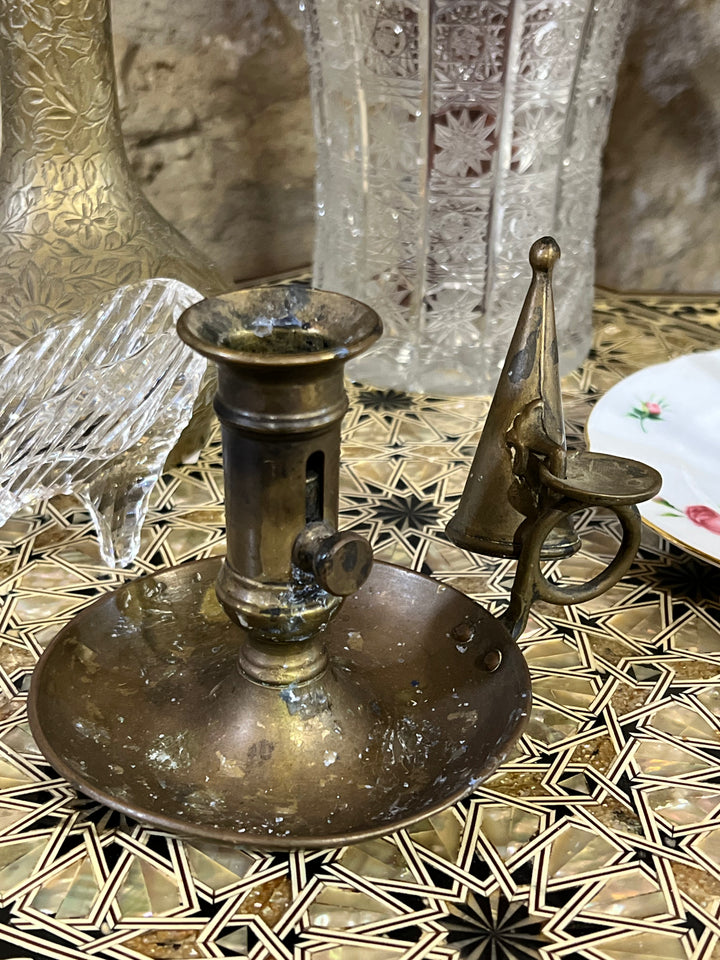 Portacandela in ottone con pratico spegnifiamma. Un oggetto vintage unisce funzionalità e fascino classico, ideale per creare un'atmosfera calda e accogliente.

Misure 12x13 cm