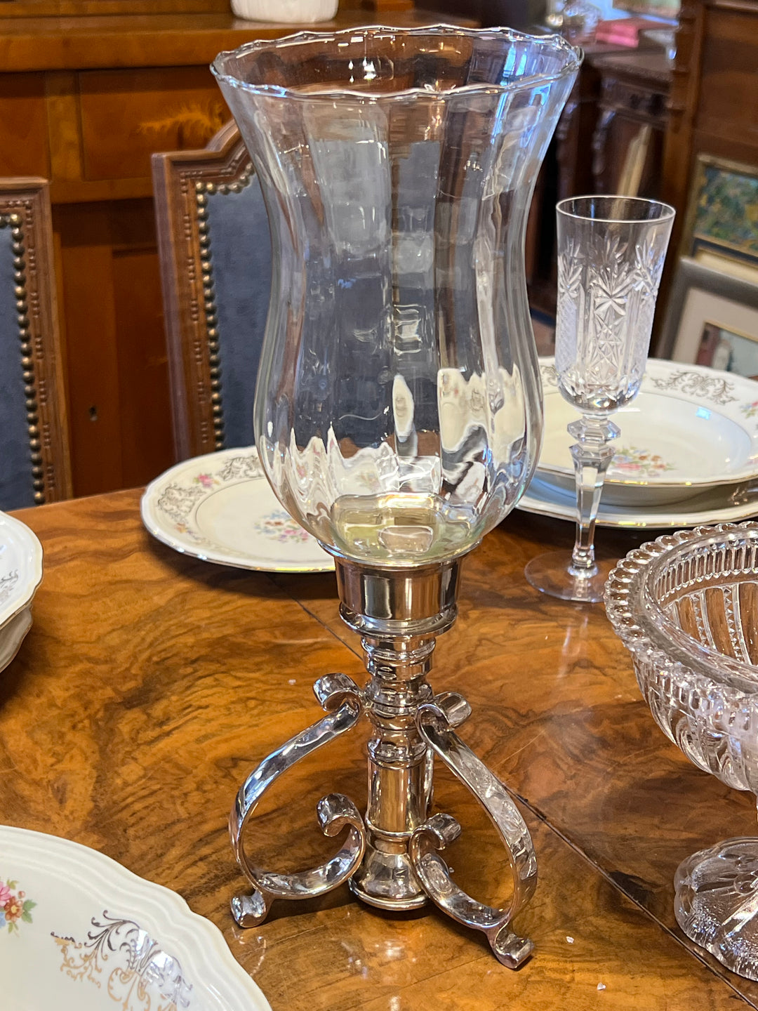 Elegante portacandela realizzata dalla Jordan Sheffield Collection con base in silverplated e coppa in vetro trasparente.&nbsp;Un oggetto ideale per creare un’atmosfera calda e accogliente in ogni ambiente.

&nbsp;Misure 13x13 cm Altezza 33 cm&nbsp;
