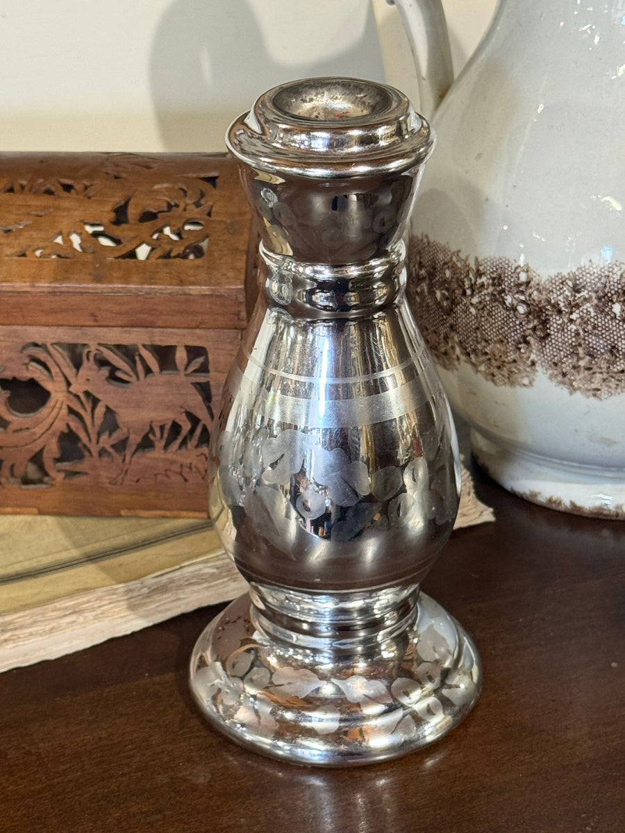 Portacandela vintage in ceramica argentata lucida con forma slanciata e decorazioni 