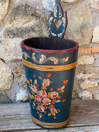 Portaombrelli tirolese in legno dipinto a mano con decoro floreale.