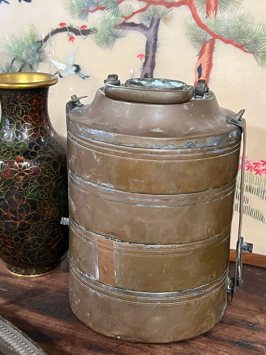 Portavivande interamente in rame composto da più scomparti impilabili e chiusi da una solida chiusura metallica sui lati.&nbsp;Un oggetto di grande fascino che richiama tradizioni antiche, ideale per appassionati di collezionismo o per decorazioni in stile rustico.

Diametro 17 cm Altezza 25 cm&nbsp;