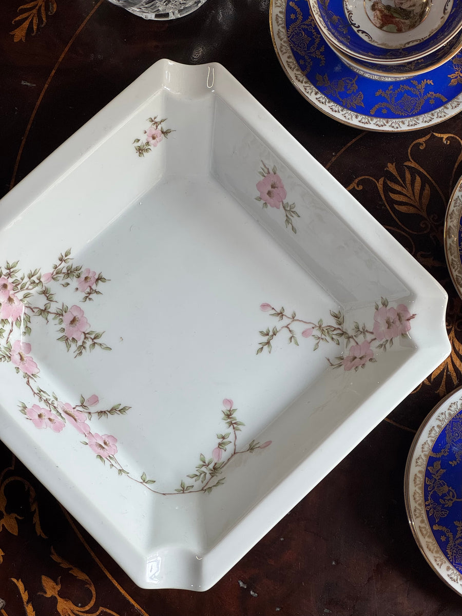 Posacenere quadrato in porcellana Bernardaud Limoges Amandine con fiori rosa su fondo bianco