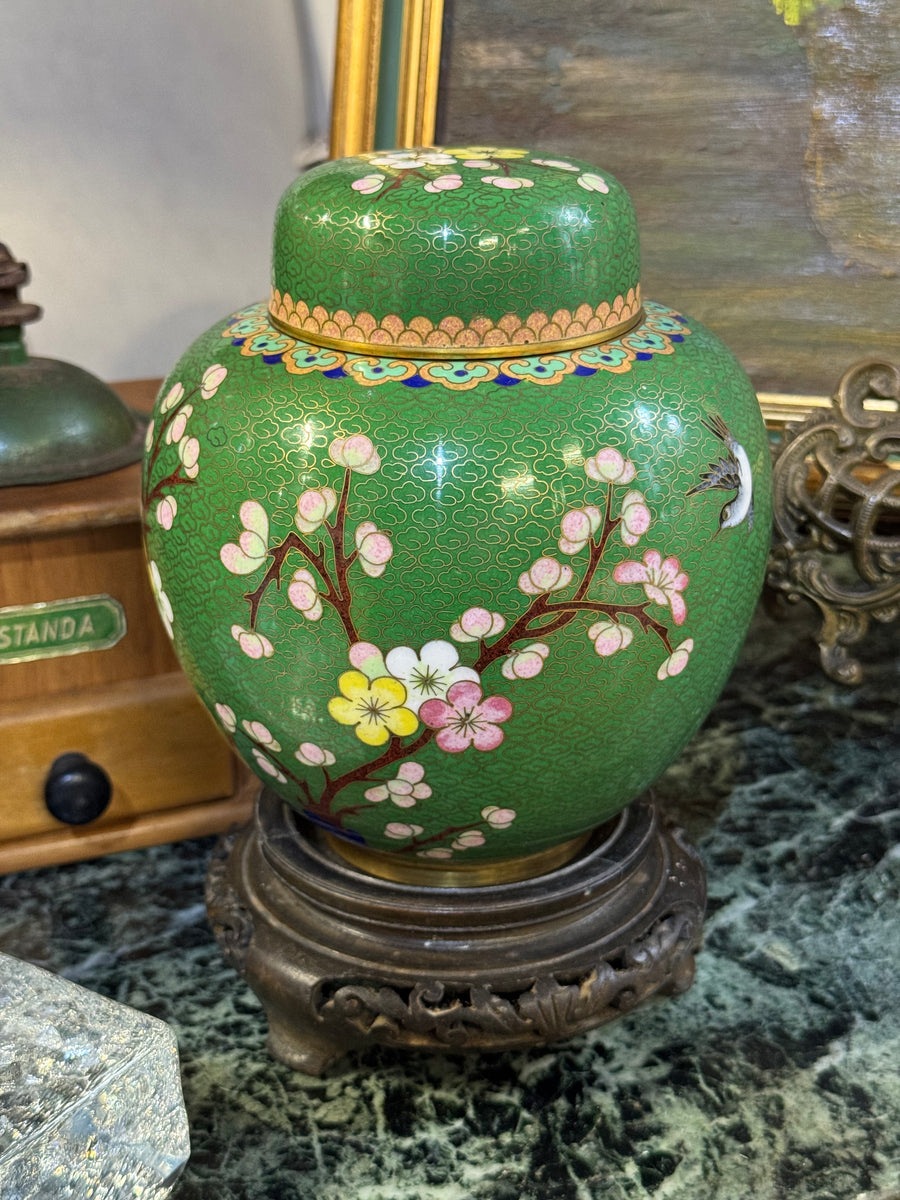 Potiche cloisonné verde con decoro floreale rosa e giallo su base in legno