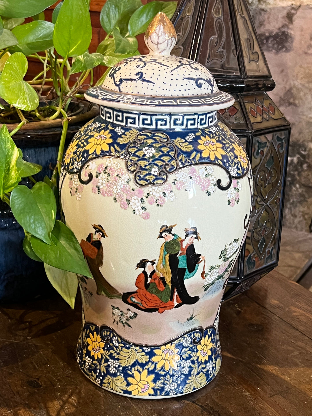 Splendido vaso cinese in ceramica decorata, caratterizzato da una ricca decorazione a motivi floreali e scene figurative raffiguranti personaggi in abiti tradizionali. Il fondo presenta una craquelure tipica delle ceramiche anticate, mentre i dettagli in blu e oro esaltano la raffinatezza della lavorazione. Il coperchio, con pomello dorato, completa l’eleganza del pezzo.

Perfetto come elemento decorativo per interni in stile orientale o come pezzo da collezione.

Misure 20x40 cm&nbsp;