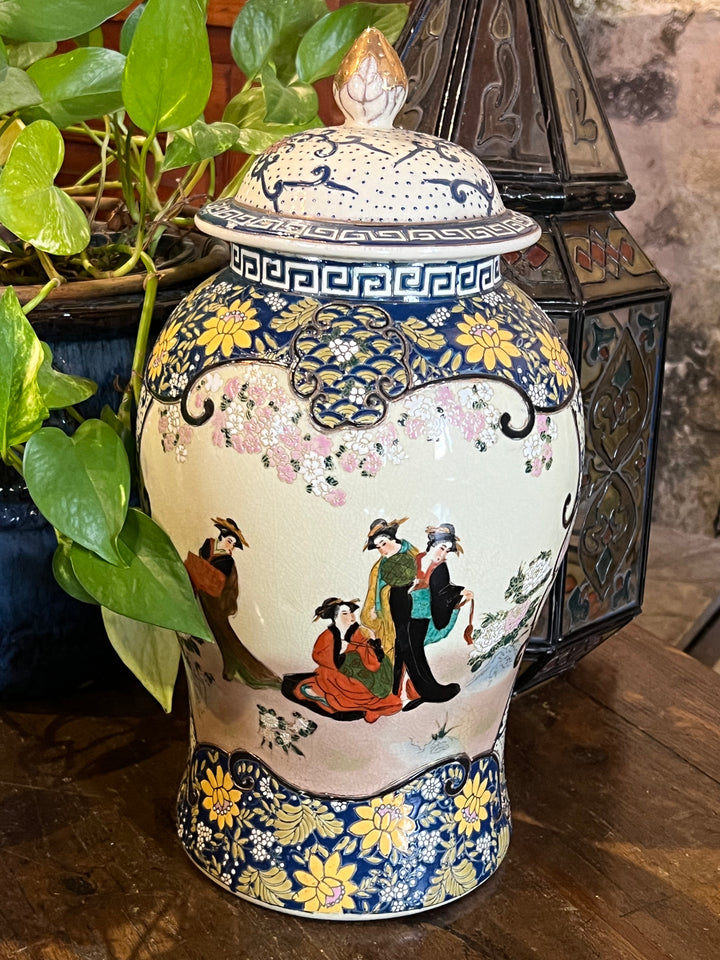 Splendido vaso cinese in ceramica decorata, caratterizzato da una ricca decorazione a motivi floreali e scene figurative raffiguranti personaggi in abiti tradizionali. Il fondo presenta una craquelure tipica delle ceramiche anticate, mentre i dettagli in blu e oro esaltano la raffinatezza della lavorazione. Il coperchio, con pomello dorato, completa l’eleganza del pezzo.

Perfetto come elemento decorativo per interni in stile orientale o come pezzo da collezione.

Misure 20x40 cm&nbsp;