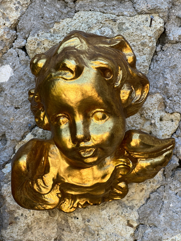 Putto dorato da parete – Scultura decorativa in stile barocco