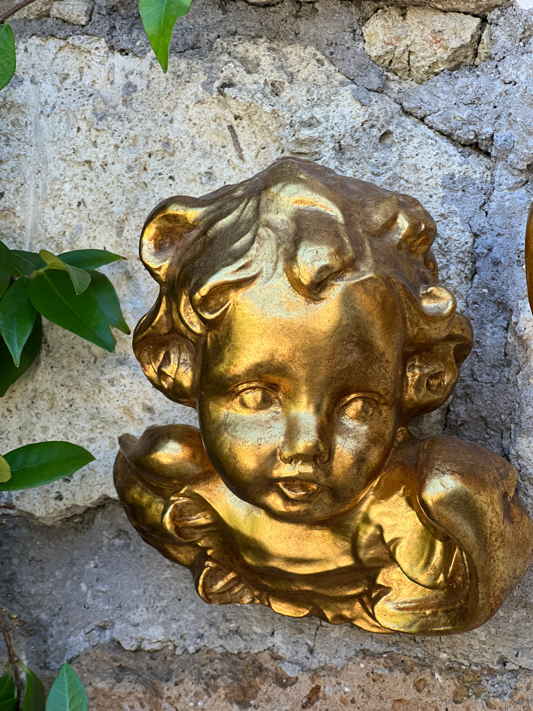 Putto dorato da parete – Scultura decorativa in stile barocco