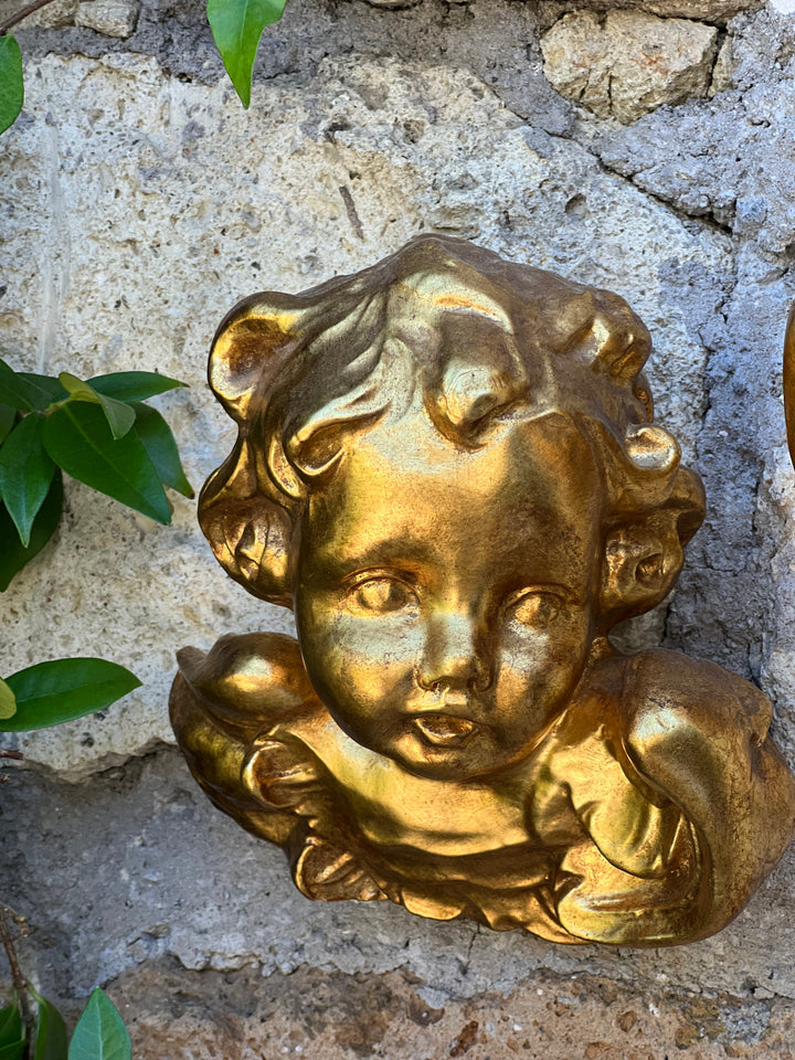 Putto dorato da parete – Scultura decorativa in stile barocco