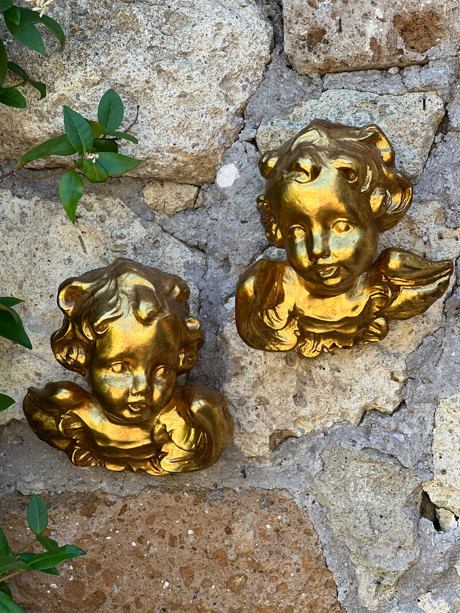 Putto dorato decorativo da parete in stile barocco
